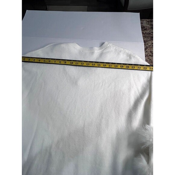 Philosophy by Republic Woman’s Size XL V-Neck White Sweater with Faux Fur Cuffs. - Picture 12 of 12